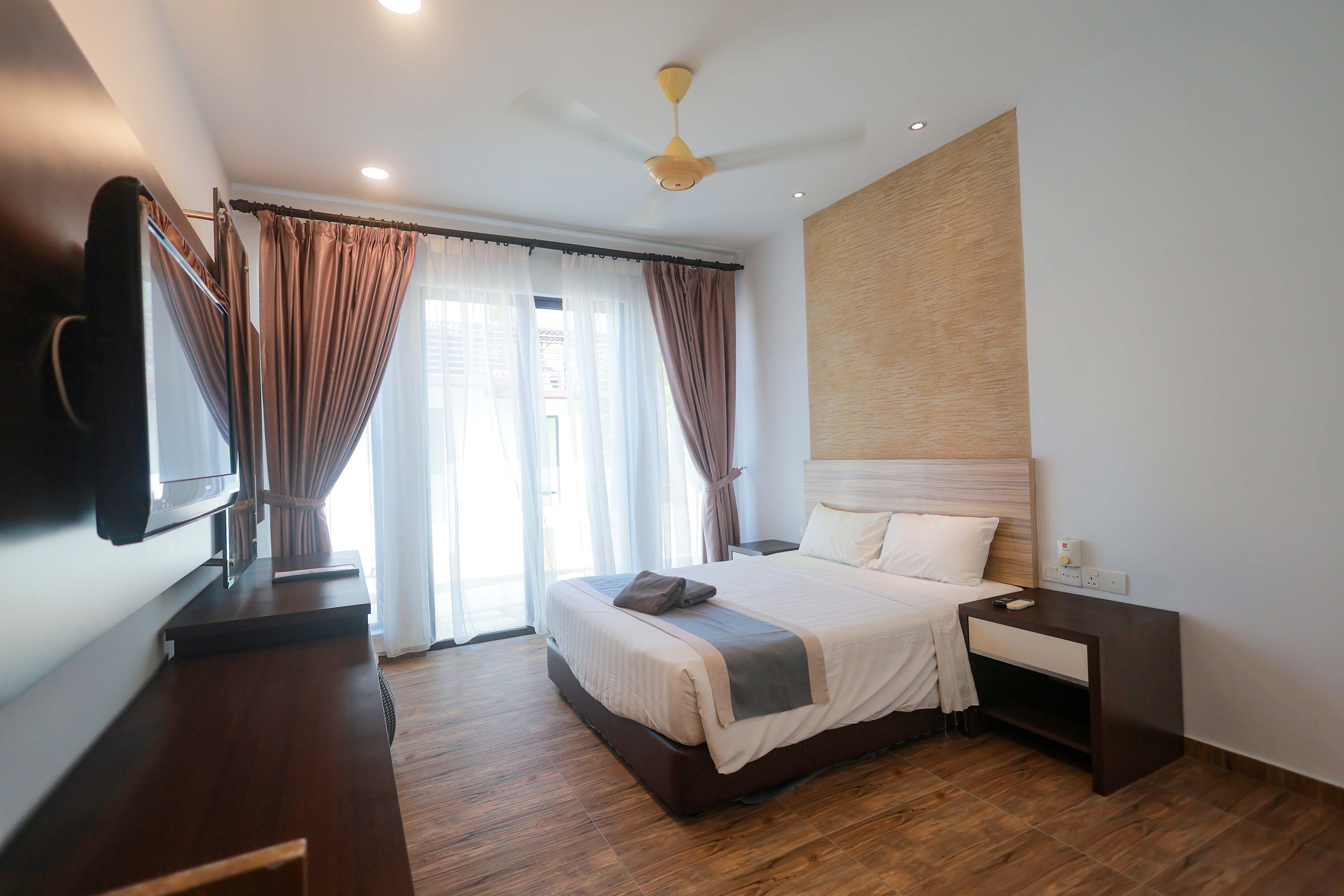 Deluxe Queen (w/o Balcony)